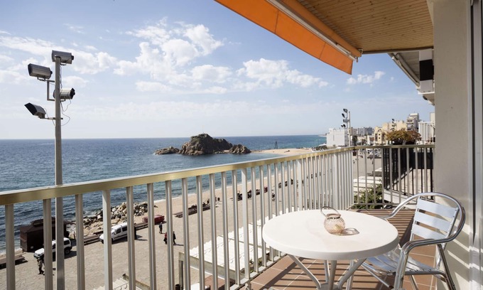 Blanes Condo | Flat in seafront, in the middle of the bay, best possible location 2