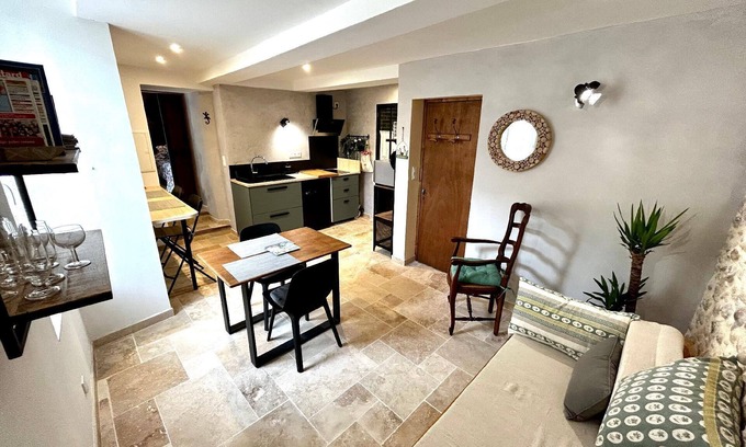 Riez Apartment | Flat with fireplace