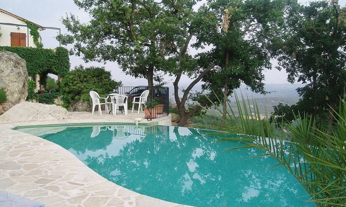 Seillans Apartment | Flat with unparalleled views in the South of France and a superb swimming pool