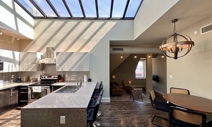 East Town Apartment | Flexhome Downtown Luxury 2BR Penthouse Apt