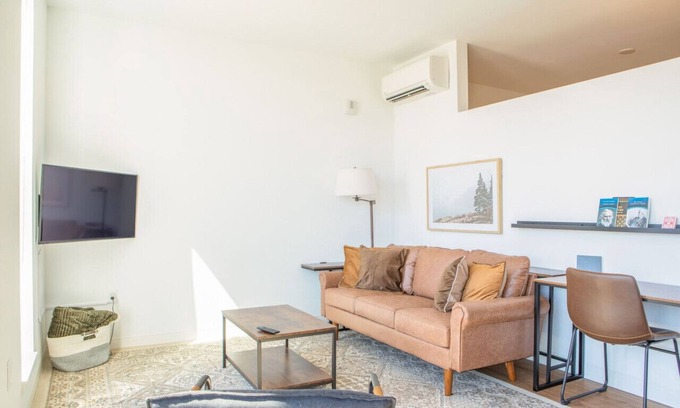 Yankee Hill Apartment | Flexhome East Side 1BR NO4 - Balcony+Pool+Gym