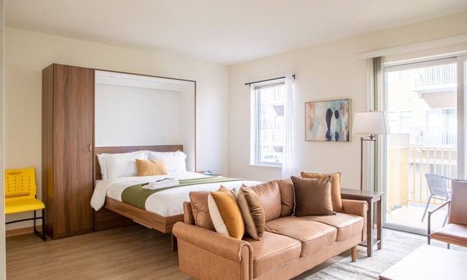 Fifth Ward Apartment | Flexhome Walker`s Point Studio with Gym and Balcony