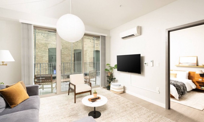 Fifth Ward Apartment | Flexhome Walker`s Point Apt with Gym and Balcony