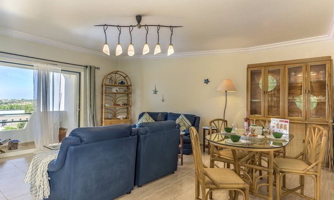 Lagoa e Carvoeiro Apartment | FLH Lagoa Sunny Flat with Balcony