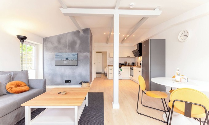 Wenningstedt-Braderup Apartment | Fließende Übergänge, Freigelegtes Mauerwerk, ein Mix aus Weiß und Grau Gepaart m