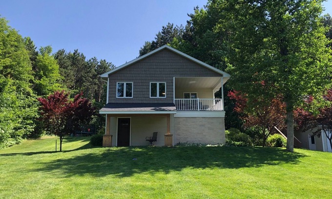 Williamsburg House | Flintfield/GLEF PRIME Location Peaceful Updated Home With Trails and Pond!