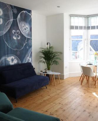 Newquay City Centre Apartment | Flip Flop Flat, Sea Views, Short Stroll to Beaches