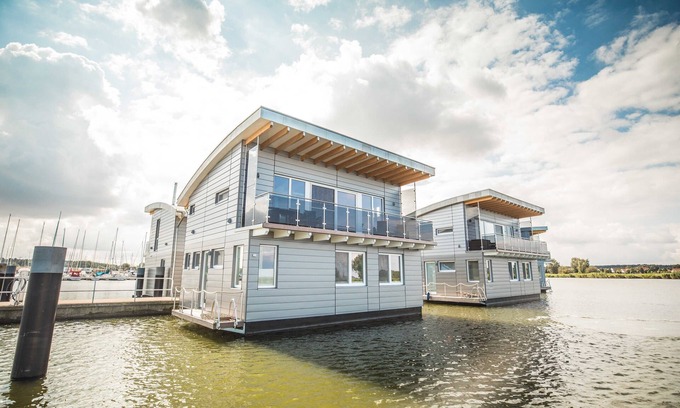 Kroeslin Boat Rental | Floating-house Nr. 5 Freya mit Kamin und Sauna - 02. Floating Houses mit Kamin