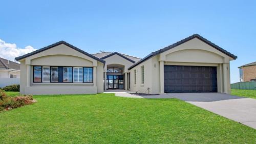 Port Macquarie House | FLOATING ON THE CANALS - 80 COMMODORE CRES