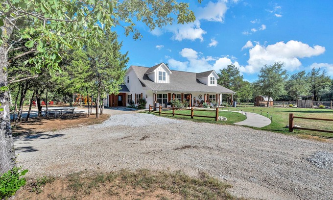 Waco House | Florence Family Farmhouse Retreat