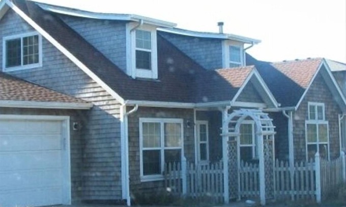Florence House | Florence Oregon, Enjoy Walks on the Beach or Relax by the Fire