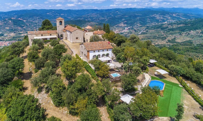 Monsummano Terme Villa | Florence & Tuscany. Pool, jacuzzi, parking and. relax