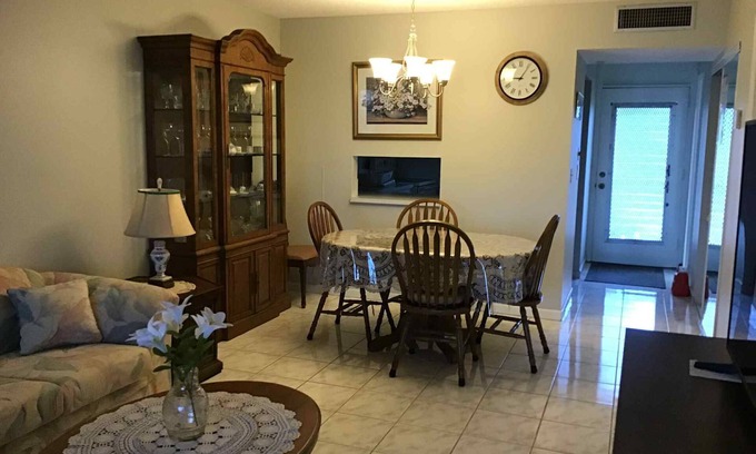 Lauderdale Lakes Apartment | FLORIDA Apartment with 3 Pools & Fitness Room