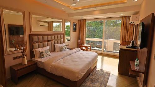 Sushant Lok Hotel | FlxHo Horizon ONE - Luxury Hotel & Residences DLF 5 Golf Course Road