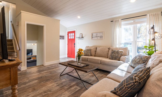 Golden House | Foothills Home⛰ Fenced Yard - Hot Tub - Red Rocks - NO PET FEE
