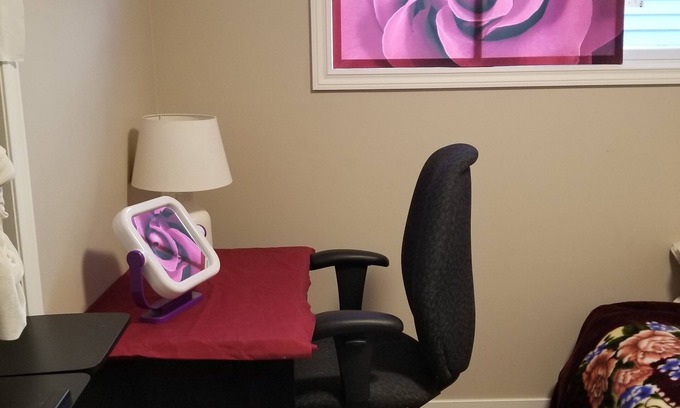 Northwest Calgary House | For a lady only Room in NW Calgary