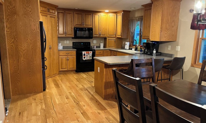 Oshkosh House | For EAA 2025 - 4 bdrm, 3.5 bath house 2.5 miles from EAA grounds with AC/Wifi