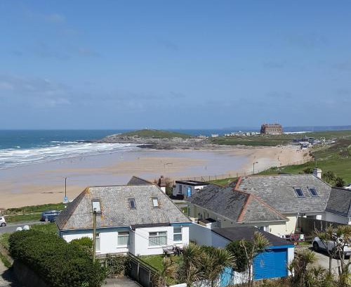 Newquay Apartment | For the Shore, Fistral Beach Newquay - 2 Bed 2 bath - Private Parking with garage for 2 vehicles