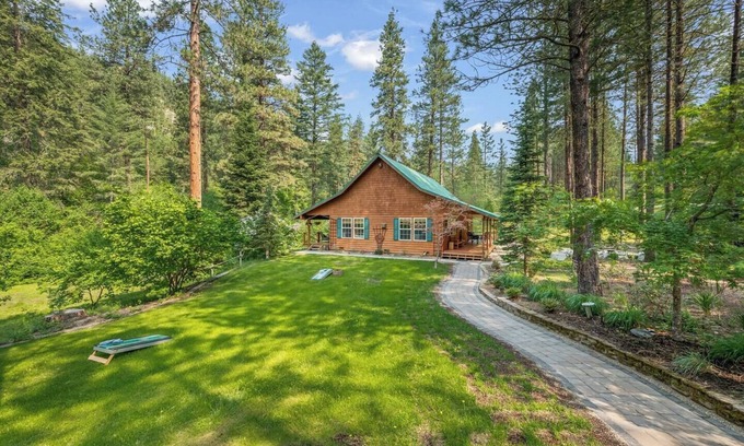 Leavenworth Cabin | Forest Gem: Peaceful dog-friendly cabin with Hot Tub and EV Charger