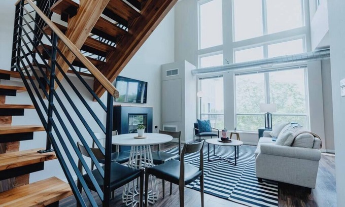 DeBaliviere Place Apartment | Forest Park Penthouse | 2 BR Loft Pool Balcony Free Parking