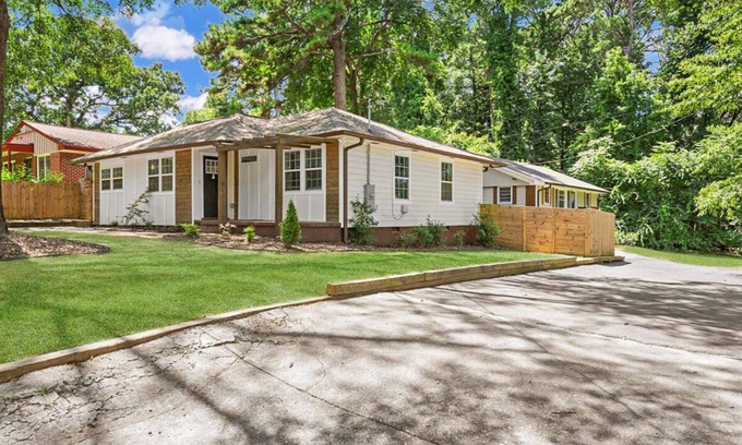 Atlanta House | Forest's Edge Hideaway - sleeps 16+, Mercedez Benz stadium, Aquarium, Six Flags