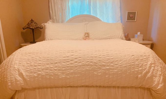 Holly House | Forest View / Beautiful White Room