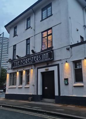 Nottingham City Centre Apartment | Foresters Inn - Huntingdon Street- Your own City Centre Self Catering Accommodation by Victoria Centre Shopping Centre - 5 Double Bedrooms and 3 Bathrooms - Full Kitchen to Cook as you would at home - Parking for Cars or High Top Vans at five pounds a day