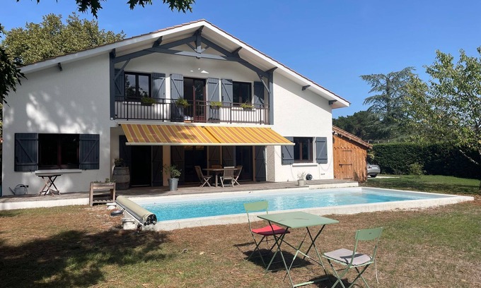 Saint-Aubin-de-Medoc Villa | Forget your worries in this spacious and serene accommodation. House in a park.