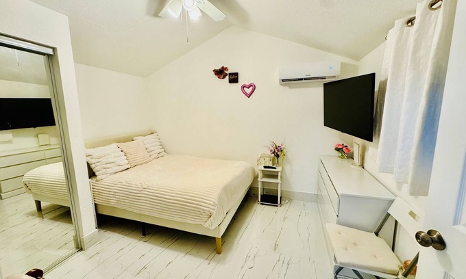 Riverland Village Cottage | Fort Lauderdale Studio Retreat – Close to Beach