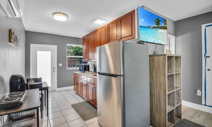 Middle River Terrace Apartment | FORT LAUERDALE BEACH & LAS OLAS STUDIO