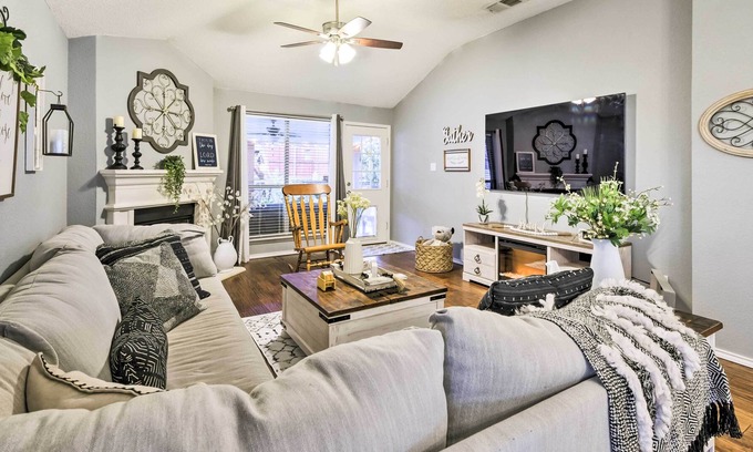Fort Worth House | Fort Worth Home w/ Private Backyard & Patio!