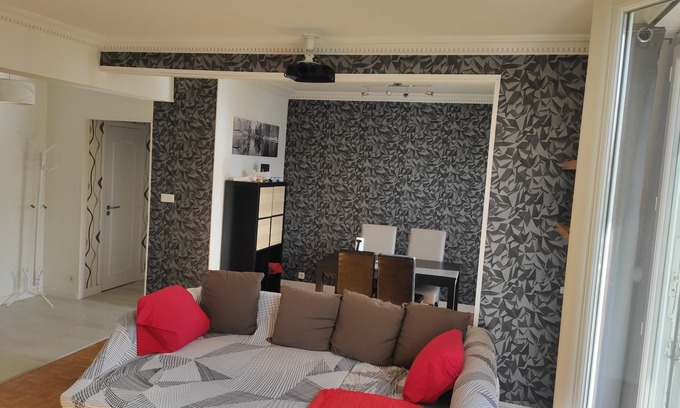 Madeleine-Sermandiere-Chattiere Apartment | Fougères 77 m2, 2 Chambres, Garage , Balcon