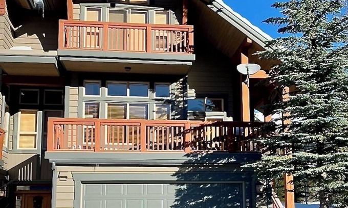 East Kootenay House | Four bedroom luxury townhome with ski in/ski out beside Grey Wolf Golf Course