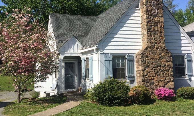 Jefferson Park Avenue Apartment | Four blocks to UVA, Scott Stadium. Two blocks to restaurants, free trolley stop.