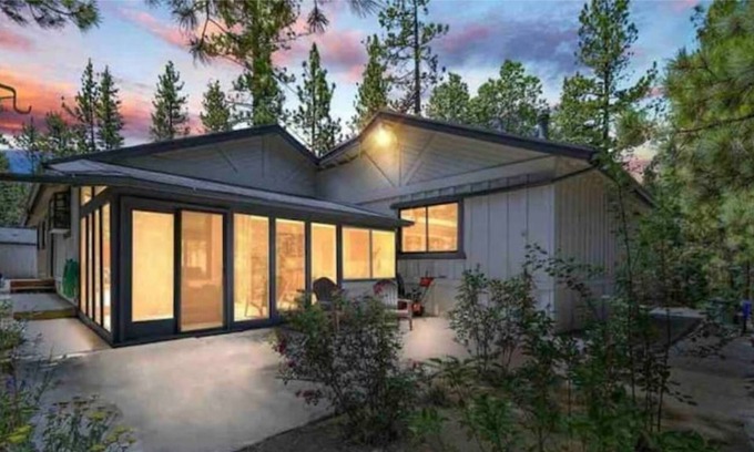 Fox Farm Cabin | Fox Farm Lodge- Charming Cabin In Central Location