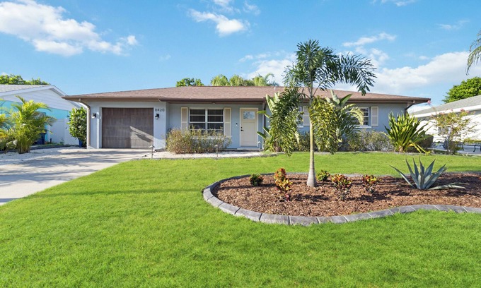 Whitney Beach House | FOX's Hidden Oasis 2 BR Pool Home 3 miles to AMI beaches
