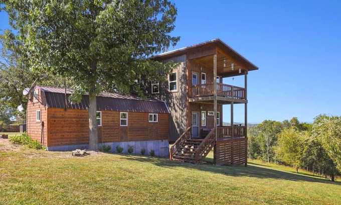 Eureka Springs Cabin | Fox Wood Cabin with Hot Tub family-friendly 50 acres, hot tub, three decks, only 15 min to downtown Eureka!