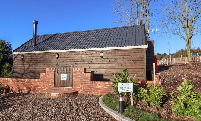 Scarborough Cottage | FOXES DEN, with hot tub in Seamer, North Yorkshire