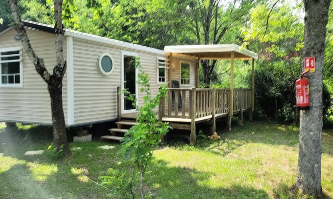 Rouffignac-Saint-Cernin-de-Reilhac House | Flower Camping Les Terrasses de Dordogne * - Mobile home Premium 30 m2 (3 bedrooms) terrace semi-covered 15m2 + TV + LV + Clim 6 persons
