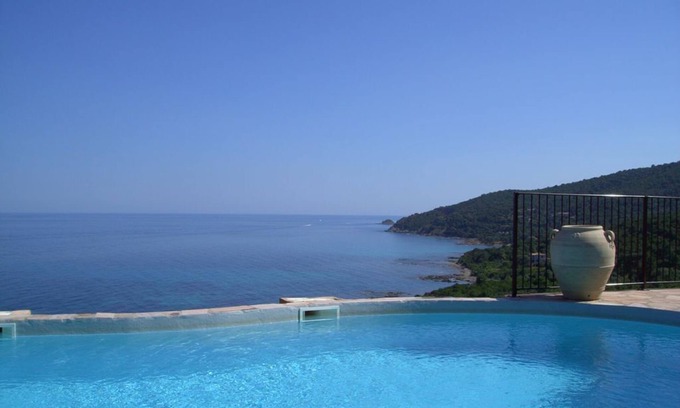 Pinarellu Apartment | Facing the sea Appart./Villa 2/4 pers. Calm - Charm