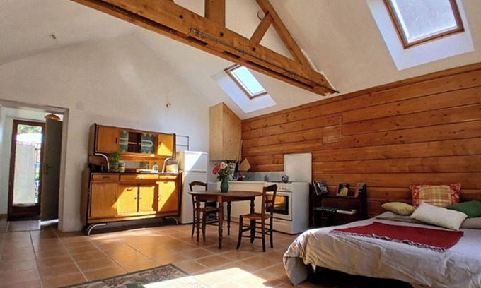 Perreuse Apartment | Studio with terrace and garden 15 minutes from Guédelon