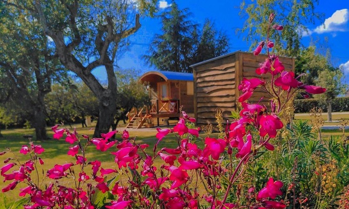 Faverolles Cottage | Unique caravan experience in the heart of Berry