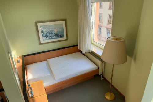 Bahnhofsviertel Apartment | Frankfurt Central Apartment Neorenaissance
