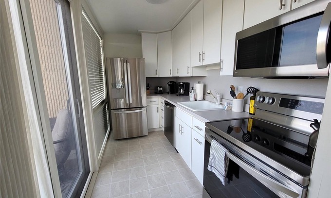 Rehoboth Beach Condo | FREE Activities. LINENS INCLUDED*! UMBRELLA & 2 CHAIRS SET UP EVERY MORNING! REHOBOTH BEACH, NORTH SHORES. 2 bedroom, 1 bath condo with dishwasher, central AC in popular North Shores.