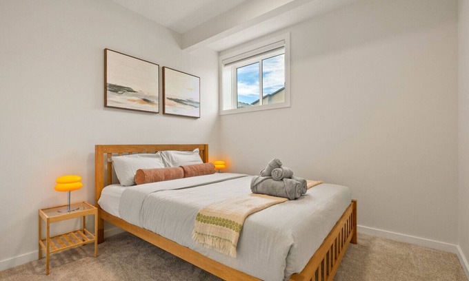 Calgary Condo | Free Banff Pass Tranquil 2BR Retreat w/Netflix