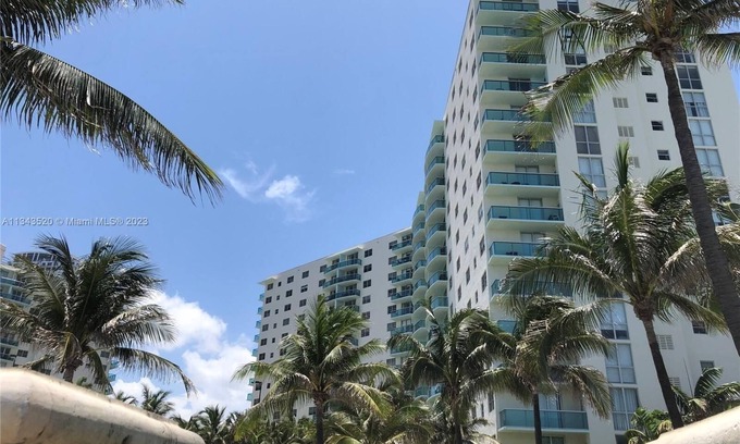 Hollywood South Central Beach Apartment | Free Beach Service and Free Parking in the Beautiful Oceanfront Condo Building