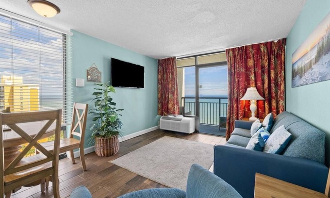 Myrtle Beach Condo | Free Breakfast and an Oceanfront King Suite