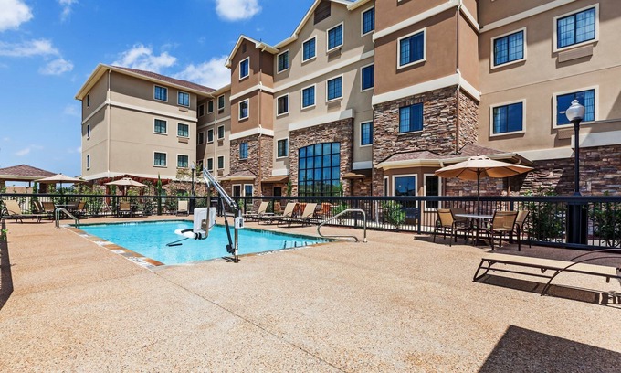 Fossil Creek Condo | Free Breakfast. Outdoor Pool. King Suite w/Easy Access to Convention Center