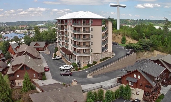 Pigeon Forge Condo | FREE Dollywood Ticket Big Bear Lodge 5005 REMODELED 2bd/2ba Pools View