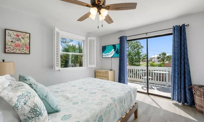 Silver Sands House | Free Golf Cart. 5 minutes walk to the Beach Townhome. Fenced backyard.